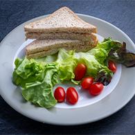 Ciabatasmörgås med kyckling och sallad